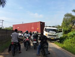 Nah Truk Kontainer PT Superhome Lewat Jalan Kabupaten, Jalan Terancam Hancur