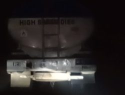 Diduga Angkut BBM Ilegal,Mobil Tangki Corak Biru Putih Bertulisan HIGH SPEED DIES bebas melintas dijalan 