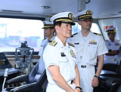Pemimpin Angkatan Laut Jepang Kunjungi Kapal Perang TNI AL