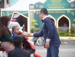 PD IWO Batang Hari Berbagi Takjil di Simpang BBC Muara Bulian, Wujud Kepedulian Insan Pers di Bulan Ramadan