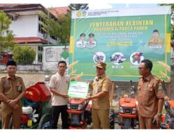 Wakil Bupati Nazar Menyerahkan AL Sintan Pra Panen Kepada Petani Brigade Pangan