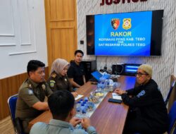 Polres Tebo Perkuat Sinergi dengan PPNS Melalui Rakor Peningkatan Koordinasi Penegakan Hukum  TEBO – Dalam rangka meningkatkan sinergitas dan koordinasi penegakan hukum, Satreskrim Polres Tebo menggelar Rapat Koordinasi (Rakor) Peningkatan Kerjasama dan Koordinasi antara Polri dan Penyidik Pegawai Negeri Sipil (PPNS) di Kabupaten Tebo, Pada Selasa (26/05/2026).  Kegiatan yang berlangsung di Ruang Rapat Gelar Perkara Satreskrim Polres Tebo tersebut dipimpin oleh Kasat Reskrim Polres Tebo, IPTU Rimhot Nainggolan, S.H., M.H., selaku pelaksana fungsi Koordinasi dan Pengawasan Penyidik Pegawai Negeri Sipil (Korwas PPNS).  Turut hadir dalam kegiatan tersebut Kanit Tipidter Satreskrim Polres Tebo IPDA Nanda Yuman, S.Tr.K., Kaurbinopsnal Satreskrim Polres Tebo IPDA William Paris Tua Simbolon, S.Tr.K., Jaksa Penuntut Umum Kinanti Adhyaksa Putri, PPLH Satpol PP Rino Jaya, S.H., M.H., PPLH Dinas Lingkungan Hidup dan Perhubungan Kabupaten Tebo Yandi Saputra, serta personel Unit Tipidter Satreskrim Polres Tebo.  Dalam pemaparannya, IPTU Rimhot Nainggolan menyampaikan bahwa keberadaan PPNS memiliki peran strategis dalam penegakan peraturan daerah, menjaga ketertiban umum, serta menciptakan kepastian hukum di tengah masyarakat sesuai ketentuan peraturan perundang-undangan yang berlaku.  Ia menegaskan bahwa koordinasi antara PPNS dan Korwas PPNS harus dilakukan sejak tahap penyelidikan guna memastikan setiap proses penegakan hukum berjalan sesuai prosedur dan ketentuan yang berlaku.  “Koordinasi yang baik sangat penting untuk mencegah terjadinya maladministrasi maupun kesalahan dalam pelaksanaan tindakan penyelidikan dan penyidikan. Dengan komunikasi yang intensif, setiap permasalahan dapat diselesaikan secara tepat dan sesuai aturan hukum,” ujarnya.  Selain itu, Kasat Reskrim juga menekankan agar berbagai keterbatasan maupun hambatan yang dihadapi masing-masing instansi PPNS tidak menjadi penghalang dalam melaksanakan tugas penegakan hukum sesuai kewenangan yang dimiliki.  Menurutnya, sinergitas antara PPNS dan Polri harus terus dijaga dan ditingkatkan guna mewujudkan penegakan hukum yang profesional, proporsional, transparan, dan akuntabel.  Melalui kegiatan rakor tersebut diharapkan terjalin koordinasi yang semakin solid antara Polri dan PPNS di Kabupaten Tebo, sehingga pelaksanaan tugas penegakan hukum dapat berjalan lebih efektif serta memberikan kepastian hukum dan rasa keadilan bagi masyarakat.  (Tim/R)