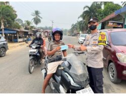 Polsek VII Koto Ilir Bersama Forkopimcam Bagikan Masker Gratis dan Sampaikan Imbauan Kesehatan
