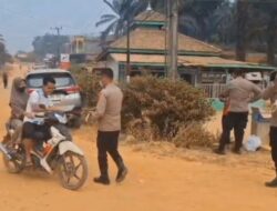 Peduli Kesehatan Tengah Kabut Asap, Polsek Bahar Selatan Bagikan Masker kepada Pengendara