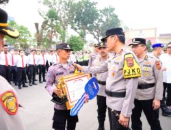 KAPOLDA JAMBI BERIKAN PENGHARGAAN KEPADA AIPDA ARJUNIF PERAIH KOMPOLNAS AWARD 2026