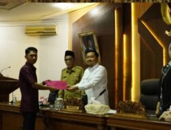 Apresiasi Kinerja Kejari Batang Hari, Ketua DPRD Serahkan Sertifikat Penghargaan