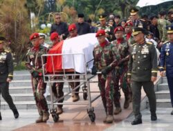 Panglima TNI Bersama Wakil Panglima Hadiri Rangkaian Penghormatan Terakhir untuk Mantan Kasad Subagyo Hadi Siswoyo